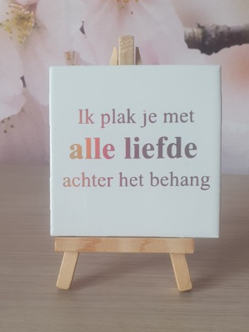 Ik plak je met alle liefde achter het behang wit