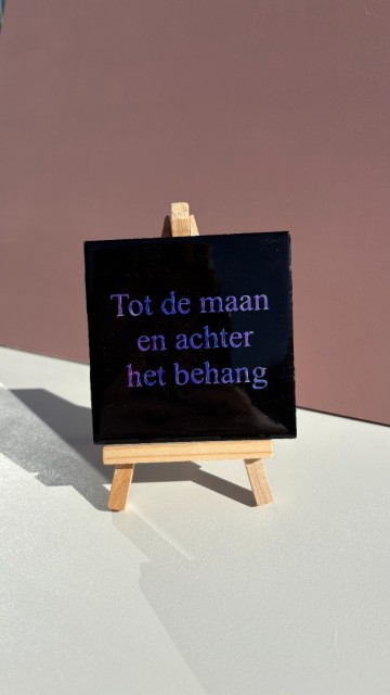 Tot de maan en achter het behang